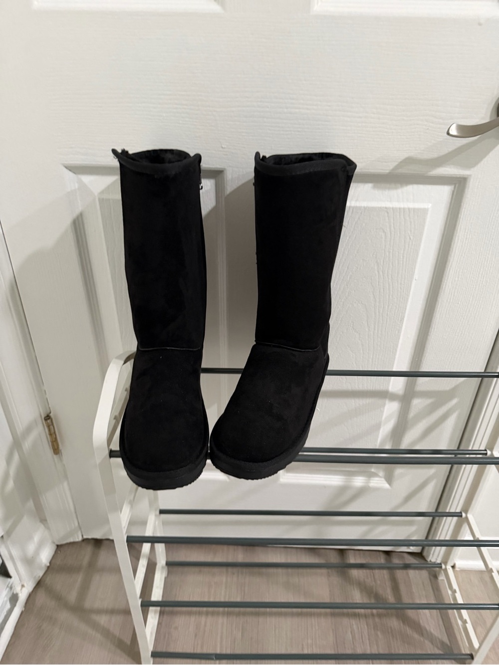 Women’s Black Mid-Calf Winter Boots with Plush Lining